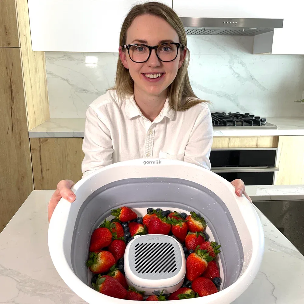 Garrnish produce cleaner device with fruit